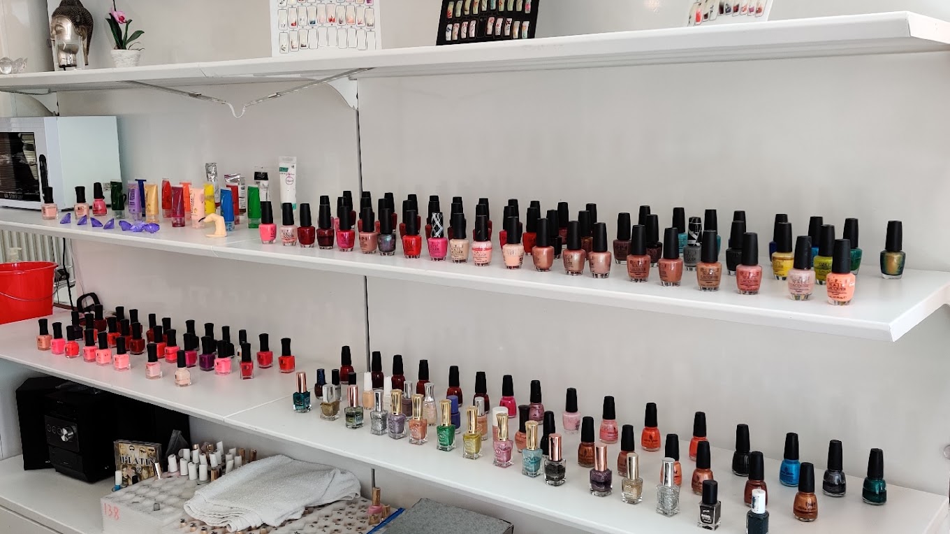 Große Auswahl an Nagellackfarben im Beauty Nails Studio